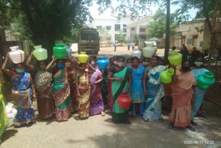 Women besieging the governor's office with empty buckets