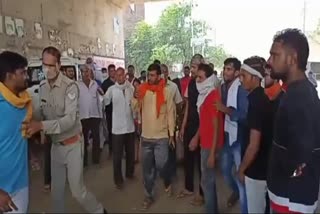 लोगों को शांत कराती पुलिस की टीम.