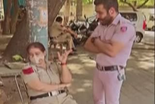 دہلی پولیس کے دو اہلکاروں کو ڈسپلن شکنی پر شو کاز نوٹس  