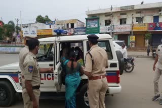 jogulamba gadwal sp helps to pregnant woman, police humanity 