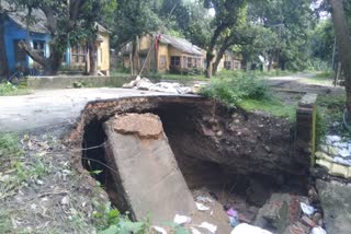 people faces problems due to main road damaged