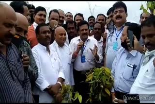 Congress delegacy visited to dewas for farmers crop inspection