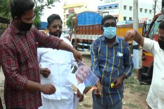 Portrait of film director Veluprabhakaran burns in Theni!