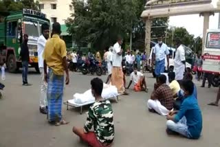 Relatives struggle to keep the body of an elderly woman who died of corona in front of the hospital