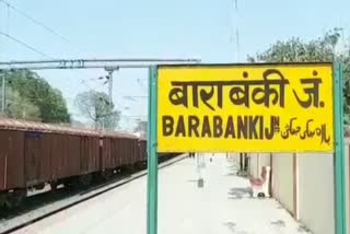 रेलवे ट्रैक पर खड़ी मालगाड़ी.