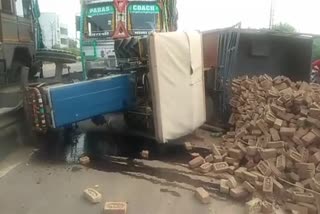 अनियंत्रित ट्रक ने ट्रैक्टर को मारी टक्कर