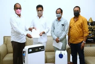 Telangana Industrialists Federation Telangana Industrialists Federation donates oxygen concentrators TIF donates oxygen concentrators KT Rama Rao Minister of Municipal Administration and Urban Development second wave of coronavirus COVID-19: Telangana Industrialists Federation donates 40 oxygen concentrators to state govt COVID-19 Telangana Telangana Industrialists Federation 40 oxygen concentrators കൊവിഡ് പ്രതിരോധത്തിന് സംസ്ഥാനത്തിന് കൈത്താങ്ങായി തെലങ്കാന ഇൻഡസ്ട്രിയലിസ്റ്റ്സ് ഫെഡറേഷൻ കൊവിഡ് പ്രതിരോധം തെലങ്കാന ഇൻഡസ്ട്രിയലിസ്റ്റ്സ് ഫെഡറേഷൻ