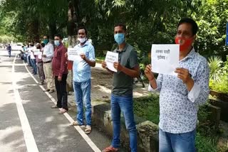 mnrega staff union protest in deoghar, मनरेगा कर्मचारी संघ ने जताया विरोध