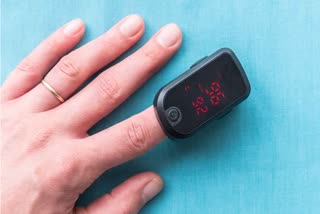 Kozhikode also has a high price for a pulse oximeter that checks the oxygen levels of Covid patients. Kozhikode pulse oximeter oxygen levels of Covid patients oxygen Covid high price കൊവിഡ് രോഗികളെ കൊള്ളയടിക്കുന്ന കച്ചവടക്കാര്‍ കൊവിഡ് ഓക്സിജന്‍ പള്‍സ് ഓക്സി മീറ്റര്‍ കോഴിക്കോട്