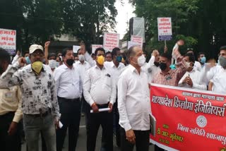 Ujjain Madhya Pradesh Diploma Engineers Association expresses opposition at Collector office, meets collector with three demands