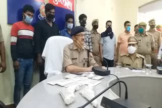 पुलिस की गिरफ्त में लुटेरे