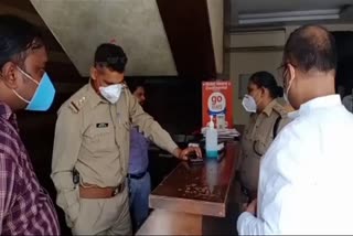 होटल के कर्मचारियों से पुछताछ करती पुलिस