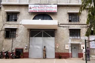 Karnataka: Home Minister visits central prison to assess COVID-19 situation Karnataka Home Minister Home Minister visits central prison COVID-19 situation COVID-19 കൊവിഡ് വ്യാപനം; പരപ്പന അഗ്രഹാര ജയിലില്‍ സന്ദര്‍ശനം നടത്തി ആഭ്യന്തരമന്ത്രി കൊവിഡ് വ്യാപനം പരപ്പന അഗ്രഹാര ജയിലില്‍ സന്ദര്‍ശനം നടത്തി ആഭ്യന്തരമന്ത്രി കൊവിഡ് പരപ്പന അഗ്രഹാര ജയില്‍ ആഭ്യന്തരമന്ത്രി