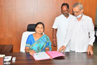 Girijamma raotnadagi taken charge as yagadiri district panchayath prasident