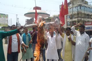 railway minister effigy burnt to demand conversion of diesel shed into electric shed 