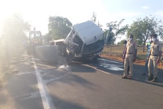 lorry accident in danthalapally, granite stones lorry accident 