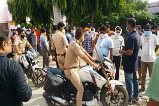 स्थानीय लोगों से पूछताछ करती पुलिस