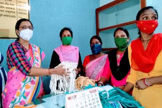 self-help groups are making masks in salanpur