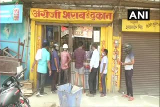  Liquor shops allowed to open in Varanasi for few hours Liquor shops Varanasi കൊവിഡ് വ്യാപനത്തിനിടെ വാരാണസിയില്‍ മദ്യവില്‍പ്പന ശാലകള്‍ തുറന്നു കൊവിഡ് കൊവിഡ് മദ്യവില്‍പ്പന ശാലകള്‍