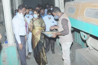 Pudukkottai District Collector Uma Maheshwari inspected Alangudi Paddy Grinding Mill 