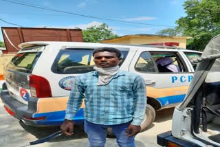 man arrested with illegal desi liquor in seraikela