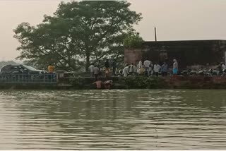 roorkee woman and child fell in canal 