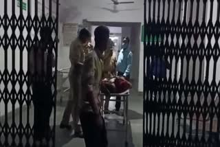 मृतक का शव अस्पताल लेकर पहुंची पुलिस.