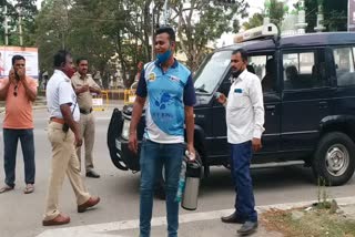 Boy gave tea to working police in shivamogga