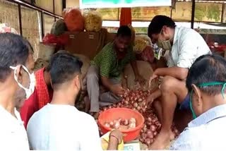 Onions sold at subsidised prices at Visakhapatnam's Rythu Bazaar
