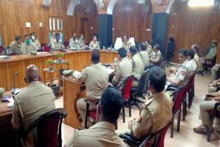 पुलिस अधिकारियों की बैठक 