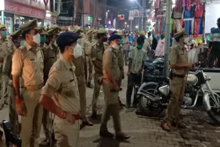 दुकानों के बाहर जांच करते एसपी और पुलिसकर्मी.