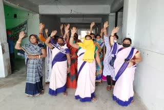 ASHA workers protest against health department demanding payment of dues in bettiah