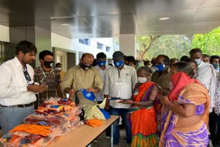 masks are given to municipal workers by rotary club 