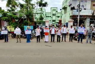 congress activists protest narsampet hospital, congress strike 