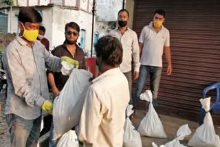 bhartiya janta yuva morcha Golmuri division distributed ration material among auto drivers in jamshedpur