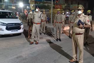 अस्पताल के बाहर खड़े पुलिस अधिकारी.