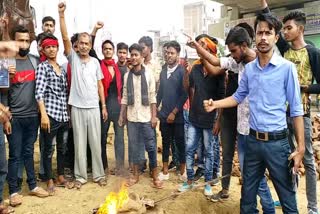 karni sena workers burn effigy of cm of maharashtra 