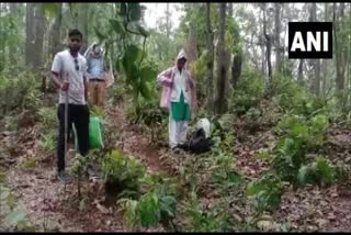  Chhattisgarh health workers cross river to vaccinate people in remote area Chhattisgarh health workers cross river to vaccinate people ചത്തീസ്ഗഡിൽ കൊവിഡ് വാക്സിനേഷൻ രാജ്യത്തെ കൊവിഡ് വാക്സിനേഷൻ