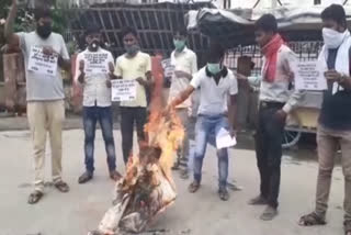 aisa and rya burnt effigy of railway minister