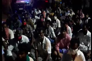 Cotton Farmers protest at Thiruvarur