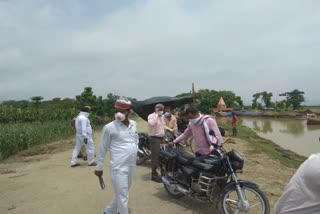 SDM of UP Kushinagar district inspects erosion rail dam in bettiah