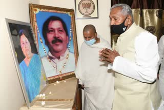 Governor Fagu Chauhan give tribute to Nitin Naveen mother in patna