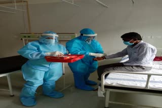 કોરબા: મેડિકલ સ્ટાફે PPE કીટ પહેરી કોરોના દર્દીઓને રાખડી બાંધી
