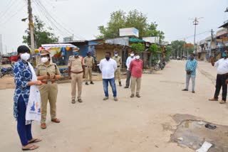 Collector hari chandana SP examined the implementation of the lock down at maktal narayanpet