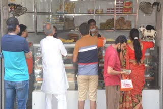 मिठाई की दुकान पर एक साथ पहुंचे कई ग्राहक.