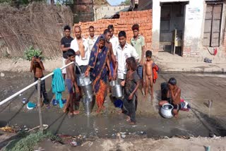 650 people drinking water with a summersable pump in kaimur