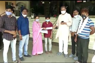 donors donate money to Kalburgi boy for mother treatment