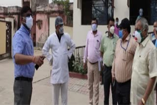 DM Nilesh Ramchandra Devre inspected Sadar Hospital in Saran 