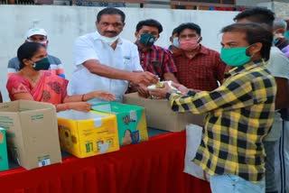 Distribution of lunch packets