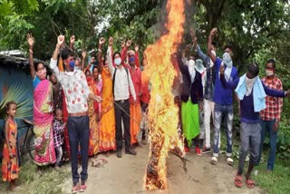 किशनगंज: आदिवासी सेंगेल अभियान की ओर से धरना प्रदर्शन का आयोजन, हेमंत सोरेन का पुतला दहन 